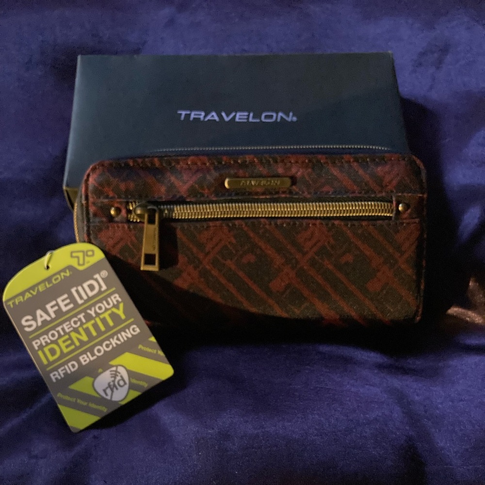 ✨Travelon RFID Blocking wallet✨